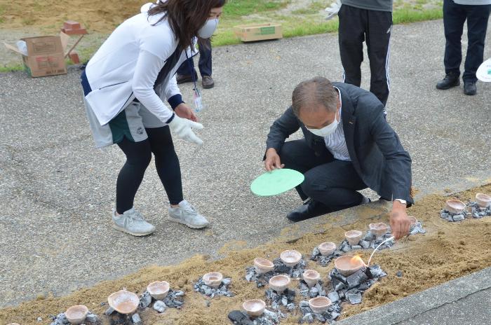 町長が東京2020パラリンピック聖火の東浦町の火を採火している様子