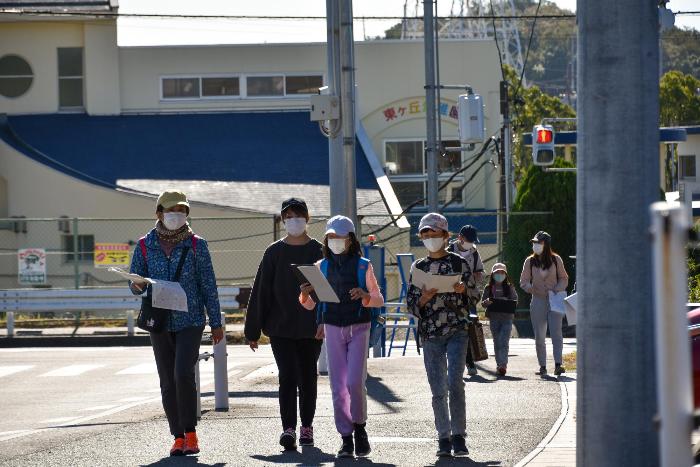 ポイント獲得に向けて歩く参加者