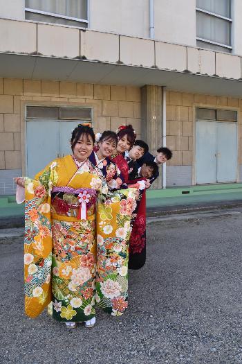 新成人がポーズをとる様子