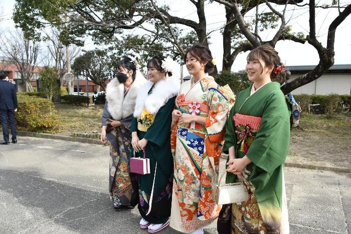 晴れ着で1列に並ぶ姿