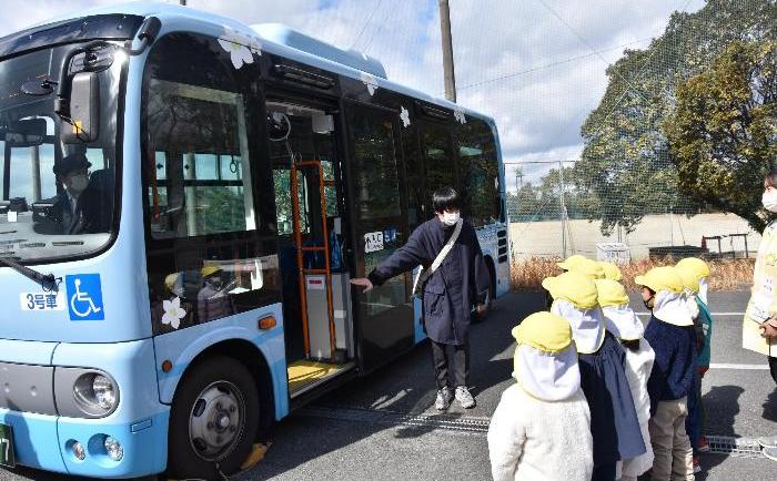 バスの乗り方について学ぶ園児
