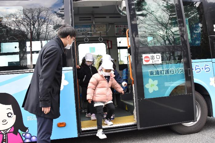 園児がバスから降りる様子