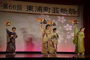 日本舞踊を披露する参加者の写真
