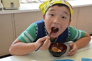 豆腐を食べる児童の様子
