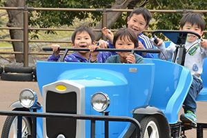 豊田自動織機から寄贈されたおもしろサイクルに乗る子どもたちの様子