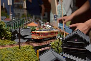 ジオラマ上を走る鉄道模型