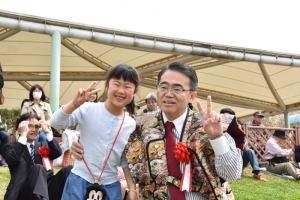 女の子と大村知事の写真