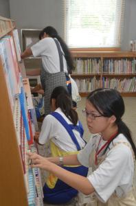 図書整理を体験する中学生