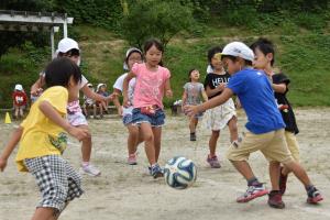 ボールを追いかける児童