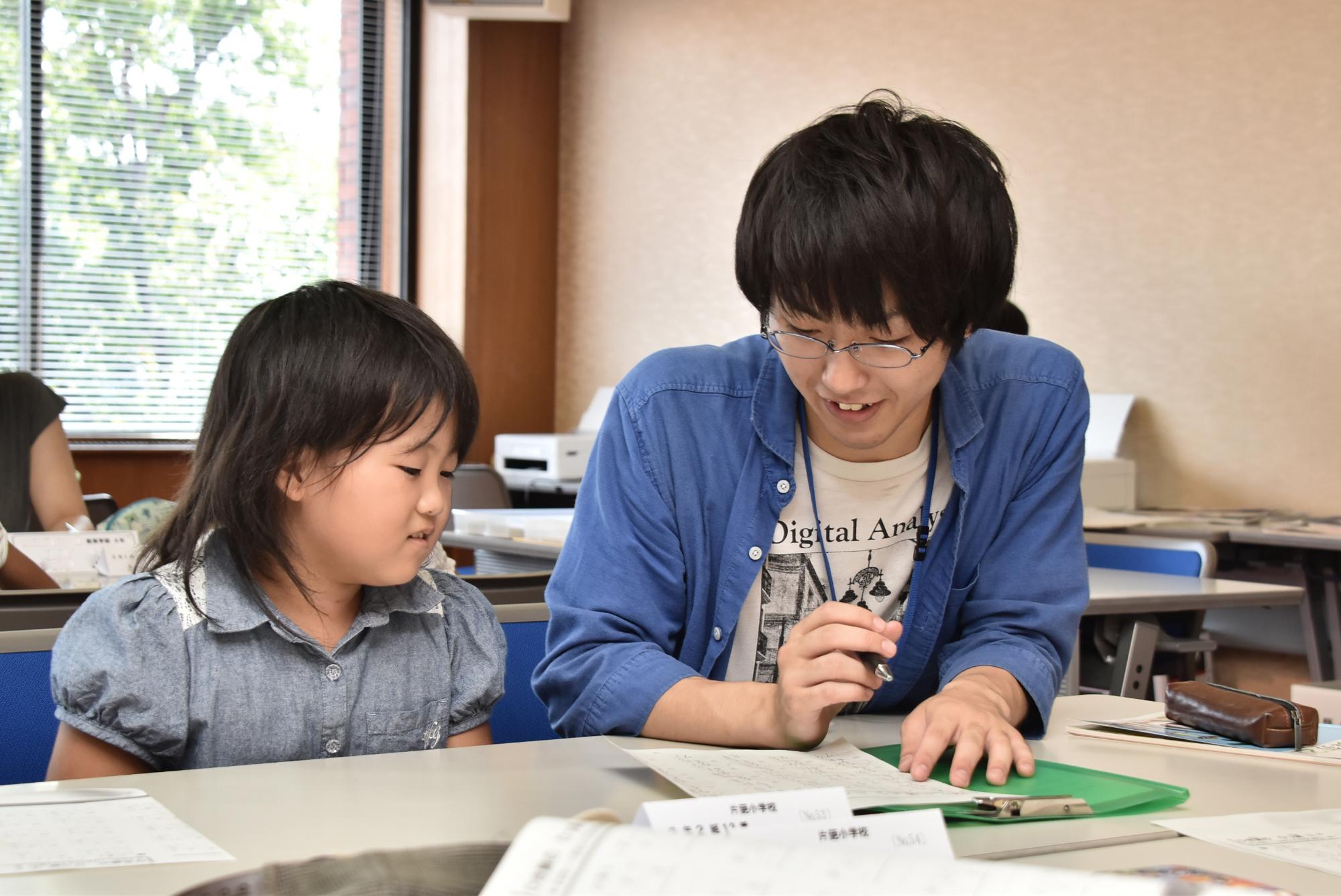 小学生に算数を教える大学生ボランティア