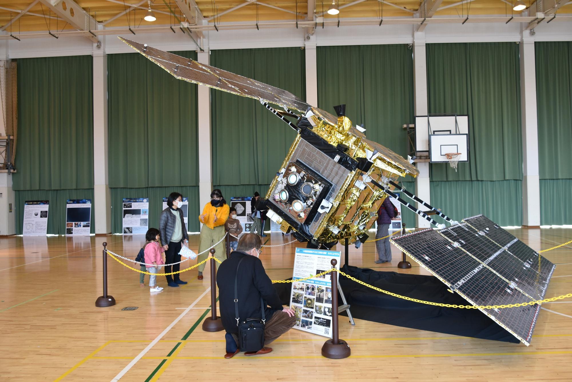 小惑星探査機「はやぶさ2」実物大模型展示