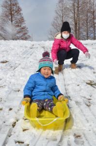 親子でそり滑りを楽しむ