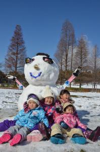 大きな雪だるまを作った子ども達