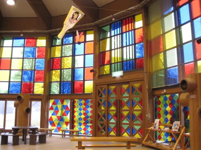 ステンドグラス風に装飾した天井までの窓の様子