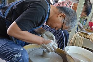 陶器作りに集中する参加者の様子