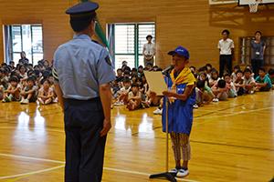防犯少年団を代表して誓いの言葉を発表する児童の様子