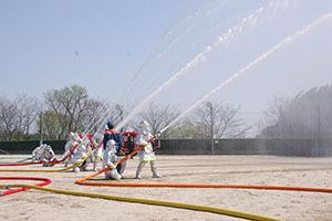 放水する消防団