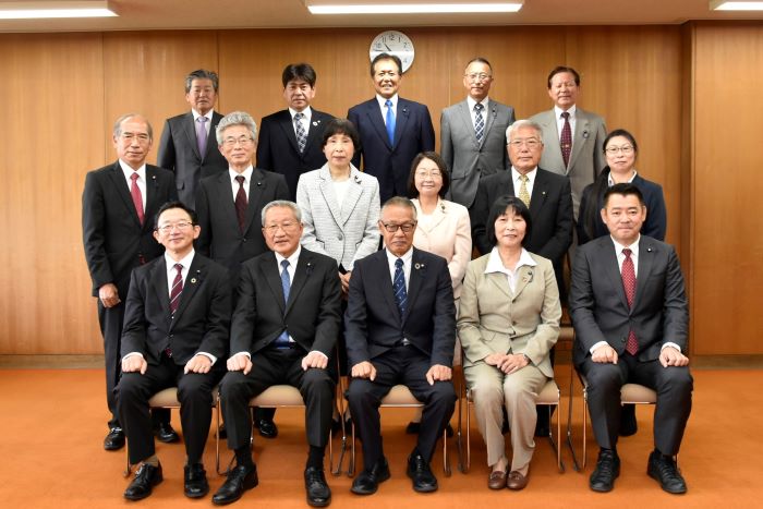 東浦町町議会議員の集合写真