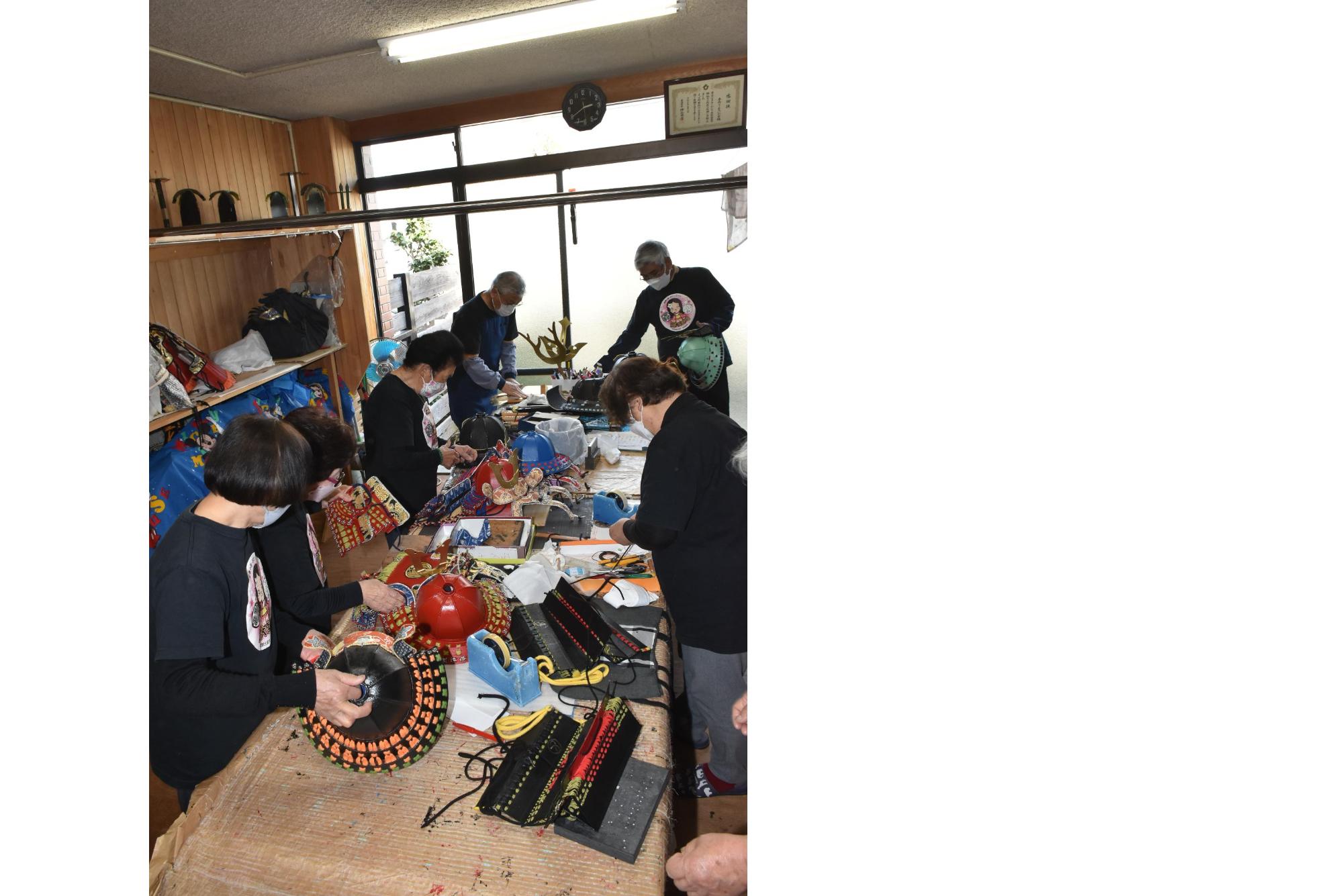 於大まつりに向けてよろいづくり（町勤労福祉会館内よろい工房）