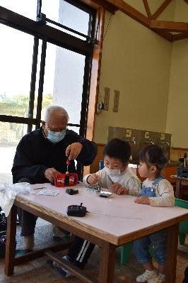 壊れたおもちゃを一緒に修理（石浜児童館にて）