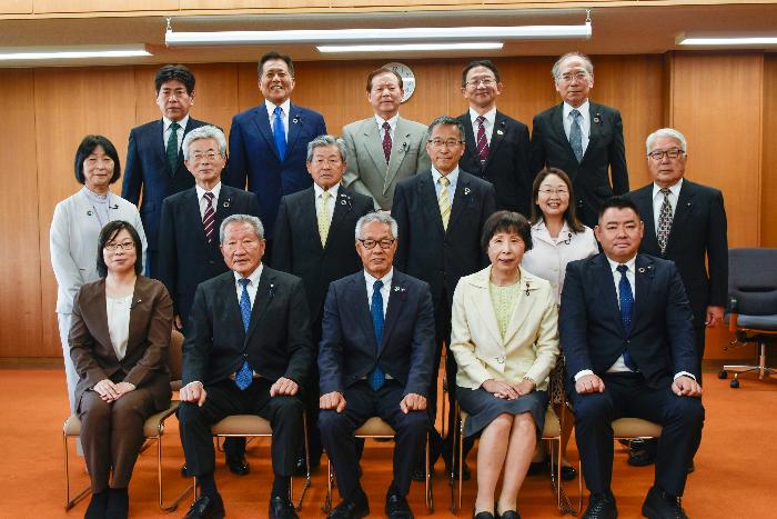 東浦町町議会議員の集合写真