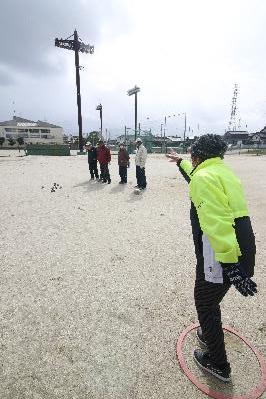 寒空の下、練習に励む町体協ペタンク部の皆さん