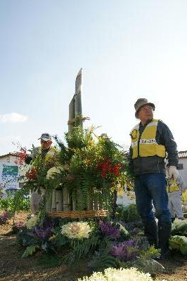 卯ノ里コミュニティまちづくり実行委員会 東浦町西の玄関口へ門松の設置