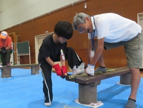 藤江小学校の3年生がのこぎりで竹を切るなど、竹の学習に取り組んでいます。