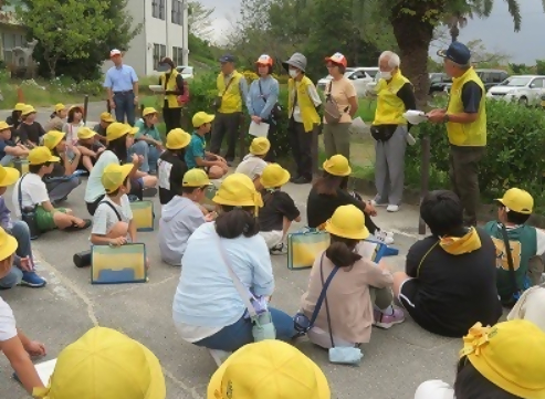 防災学習で通学路の危険個所点検に出かける5年生の子どもたち