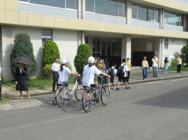 東浦中学校では今日の朝、登校時にPTA合同のあいさつ運動が行われています。
