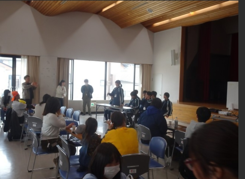 地域の方にも参加していただき、「町おこしワークショップ」を主催する2年生の有志生徒たち