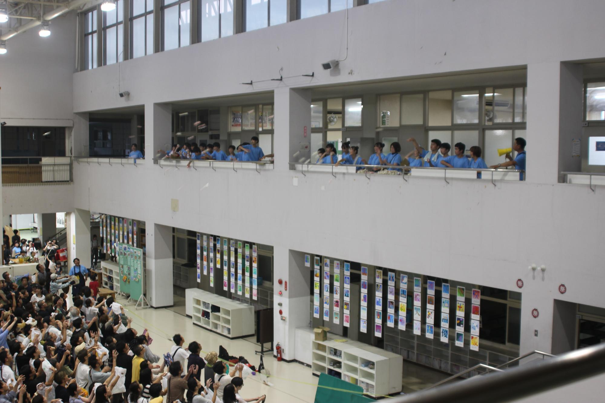 創立50周年記念の「ほくほく祭」にボランティアとし参加する大勢の生徒