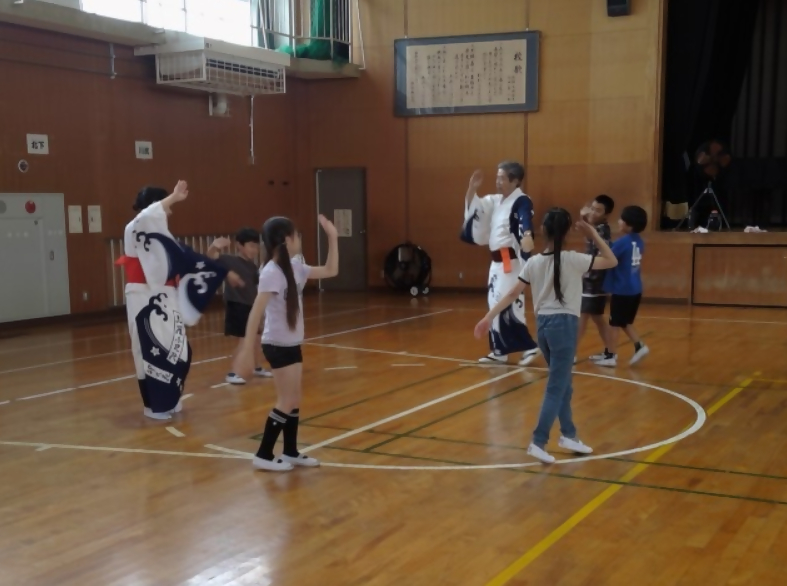 生路小学校3年生が、東浦音頭・小唄踊り保存会の皆さんから、盆踊りを教えていただいています。