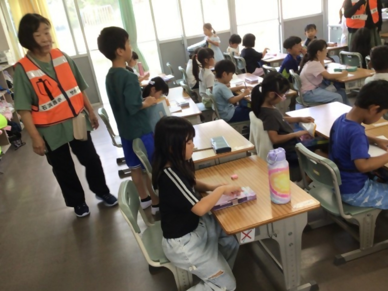 石浜西小学校1年生が朝準備サポーターに見守られながら朝のひとときを過ごしています。
