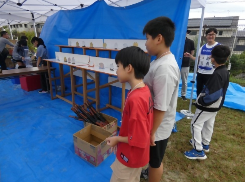 南ヶ丘コミュニティ祭りでボランティアとしてアアトラクションブースのお手伝いをする子どもたち