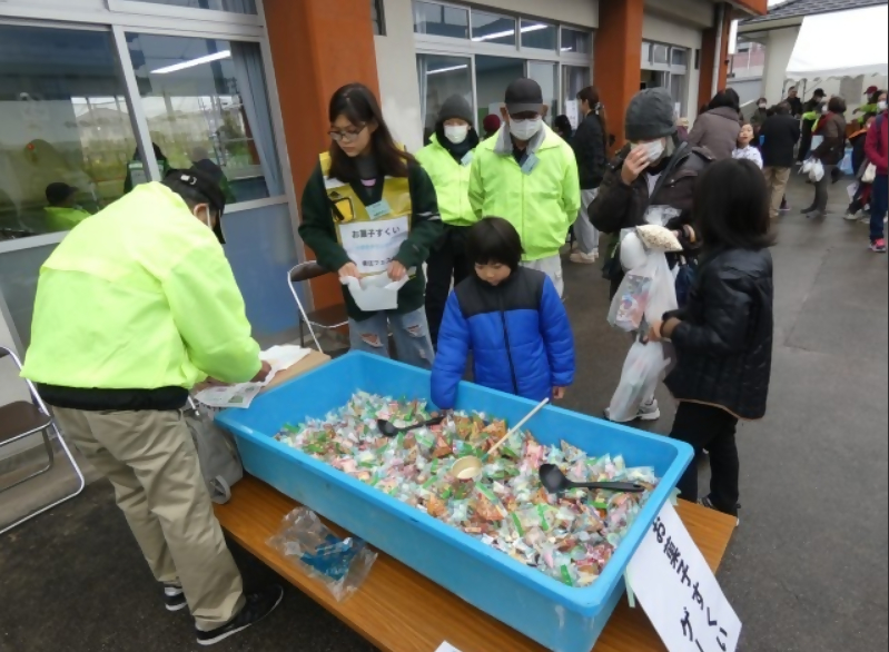 県営住宅フェスタでボランティアとしてゲームのお手伝いをする子どもたち