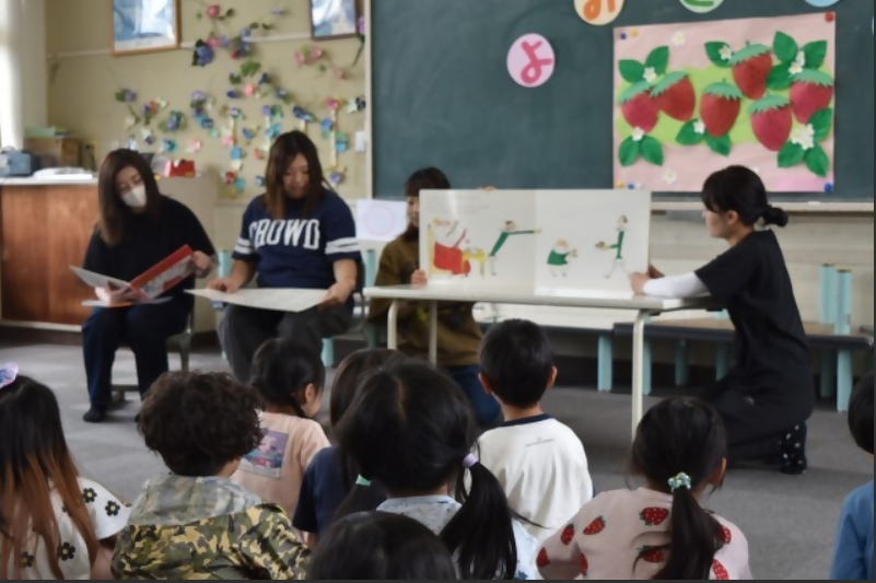 読み聞かせをするPTAの方と熱心に聴く1年生の子どもたち