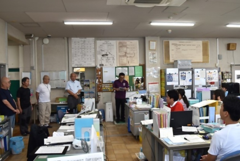 職員作業の前に職員室で学校職員に紹介される学校運営協議会委員の皆さん