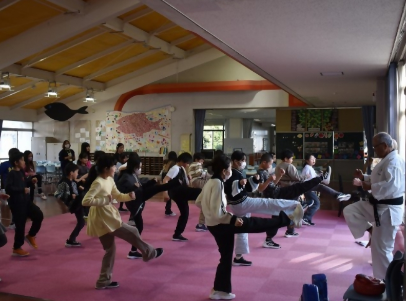 今年度最後の「おがわっ子ENJOYクラブ」で地域の方から護身術を教わる子どもたち