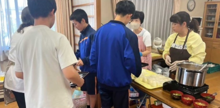 地域食堂いりゃぁせ高根の森で朝食をとる生徒たち