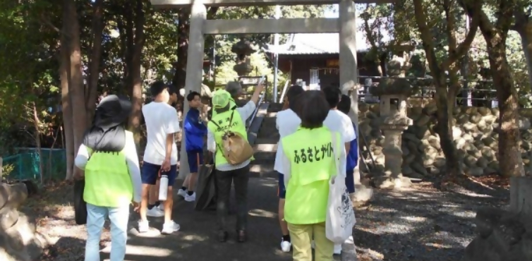 「カルチャー講座」で地域の歴史探訪をする生徒たち