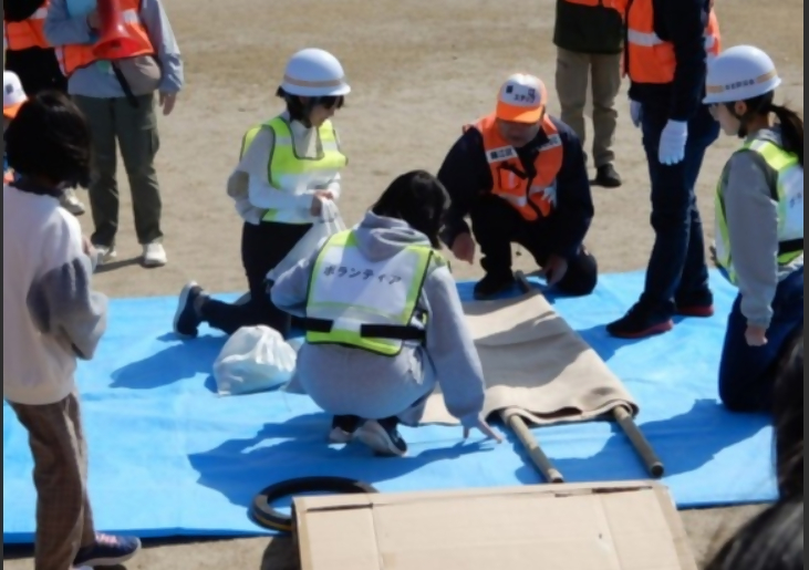 藤江地区の防災運動会で担架の作り方などを学ぶ子どもたち