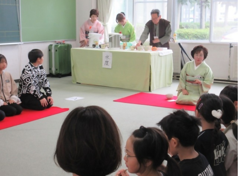 まなびの広場でお抹茶体験をする子どもたち