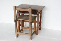 （写真）木製の机と椅子 (もくせいのつくえといす)