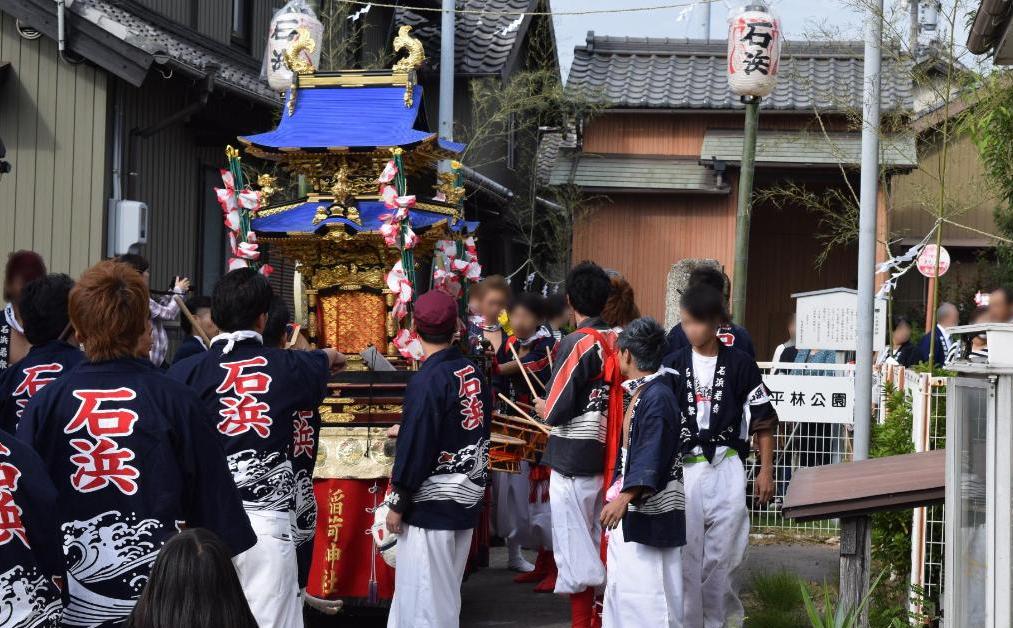 石浜稲荷神社の祭礼の屋形曳き廻し