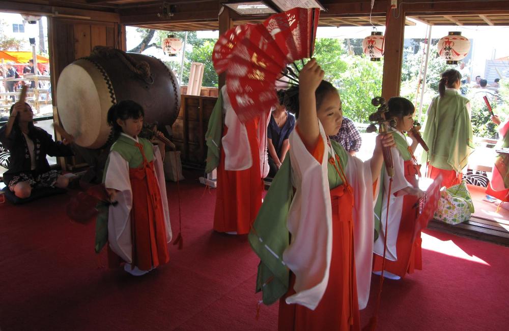 神楽に合わせ神子が舞う