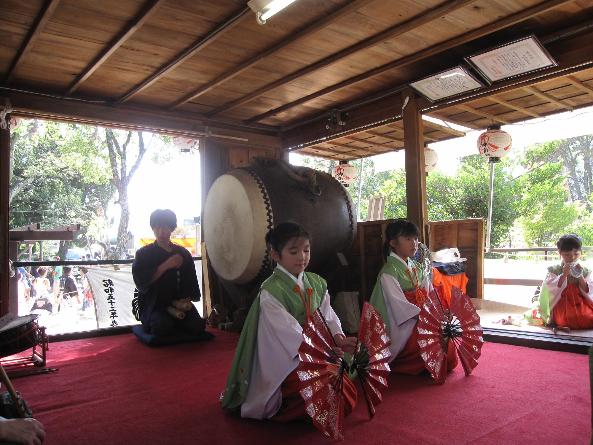 神楽の太鼓と神子舞