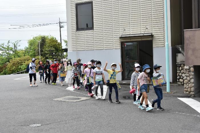 町たんけんで役場を歩いている様子