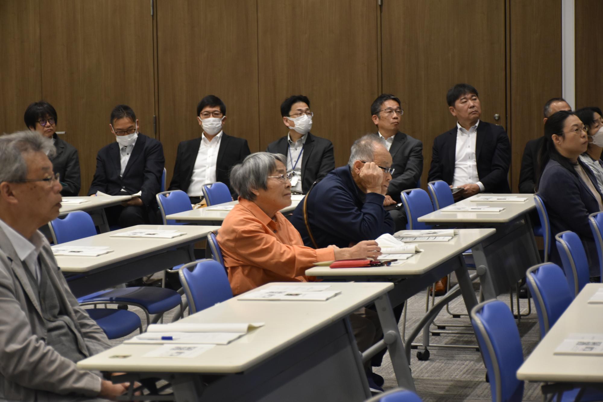 説明を聞く住民の様子