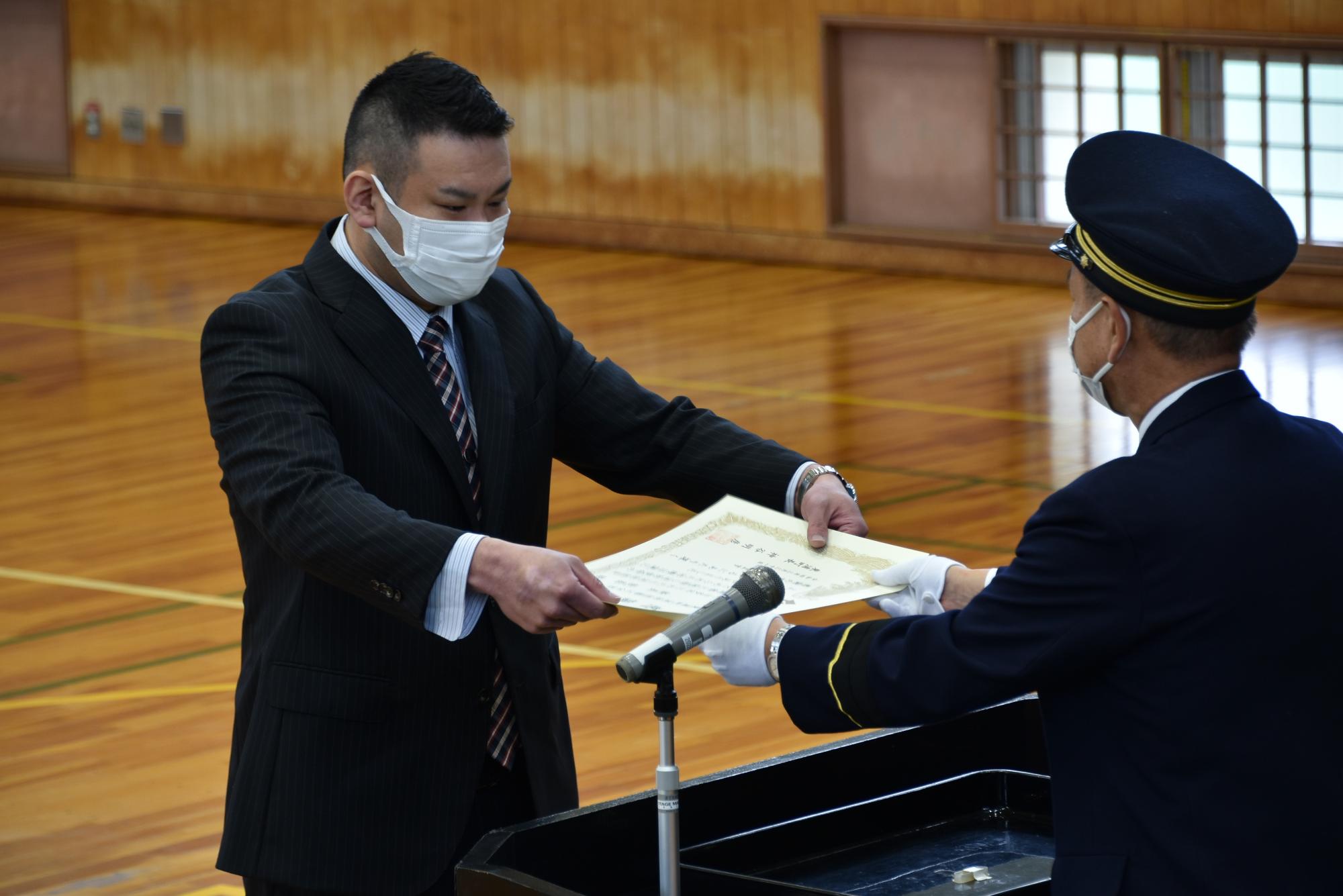 退団者への感謝状贈呈